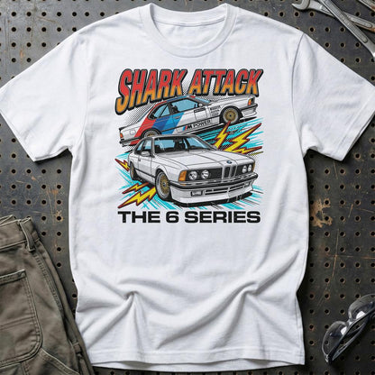 BMW 6 Serie E24 Shark Attack Klassisk 80’er Ikon - Unisex T-Shirt-Beklædning-BMW-Hvid-S-Garage Culture Shop- garage - man cave - merchandise