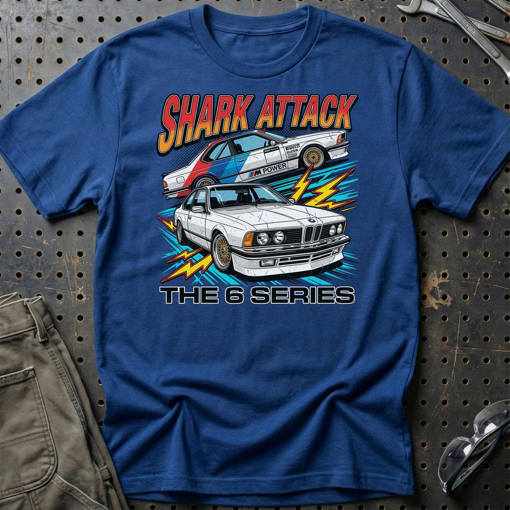 BMW 6 Serie E24 Shark Attack Klassisk 80’er Ikon - Unisex T-Shirt-Beklædning-BMW-Blå Royal-S-Garage Culture Shop- garage - man cave - merchandise