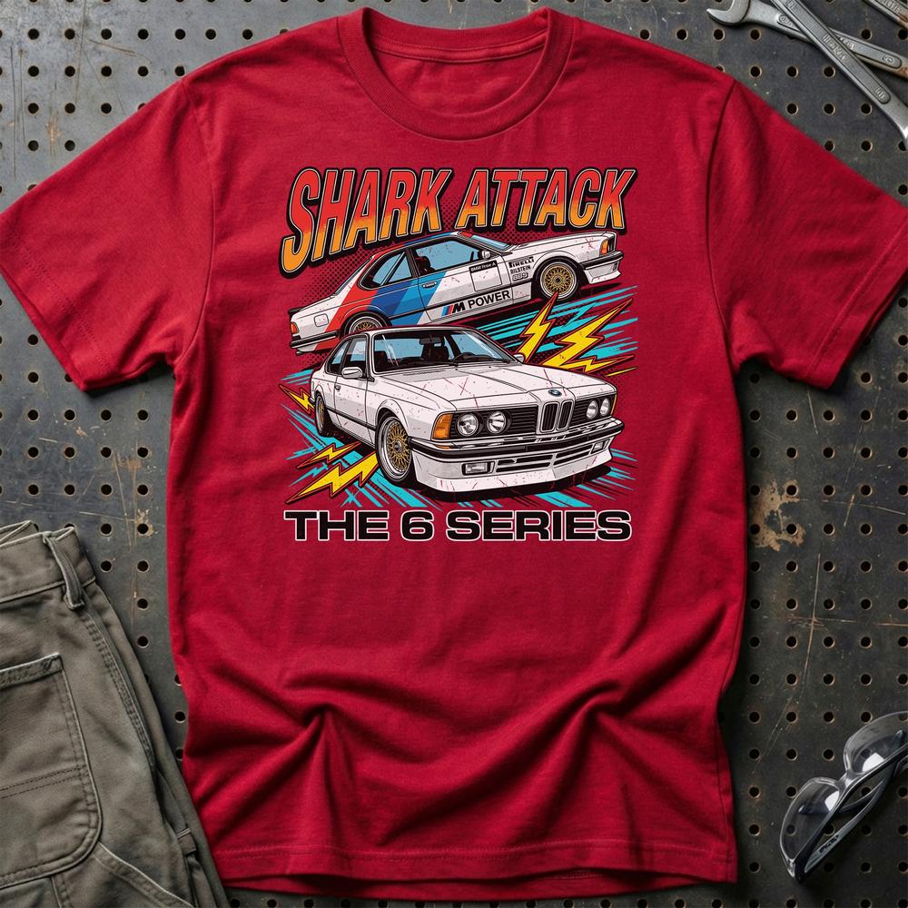 BMW 6 Serie E24 Shark Attack Klassisk 80’er Ikon - Unisex T-Shirt-Beklædning-BMW-Rød-S-Garage Culture Shop- garage - man cave - merchandise