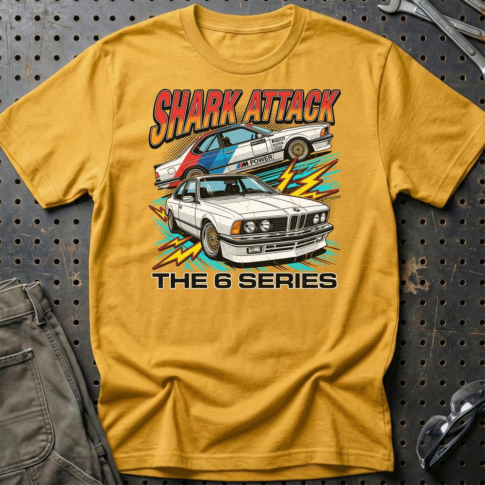 BMW 6 Serie E24 Shark Attack Klassisk 80’er Ikon - Unisex T-Shirt-Beklædning-BMW-Guld-S-Garage Culture Shop- garage - man cave - merchandise