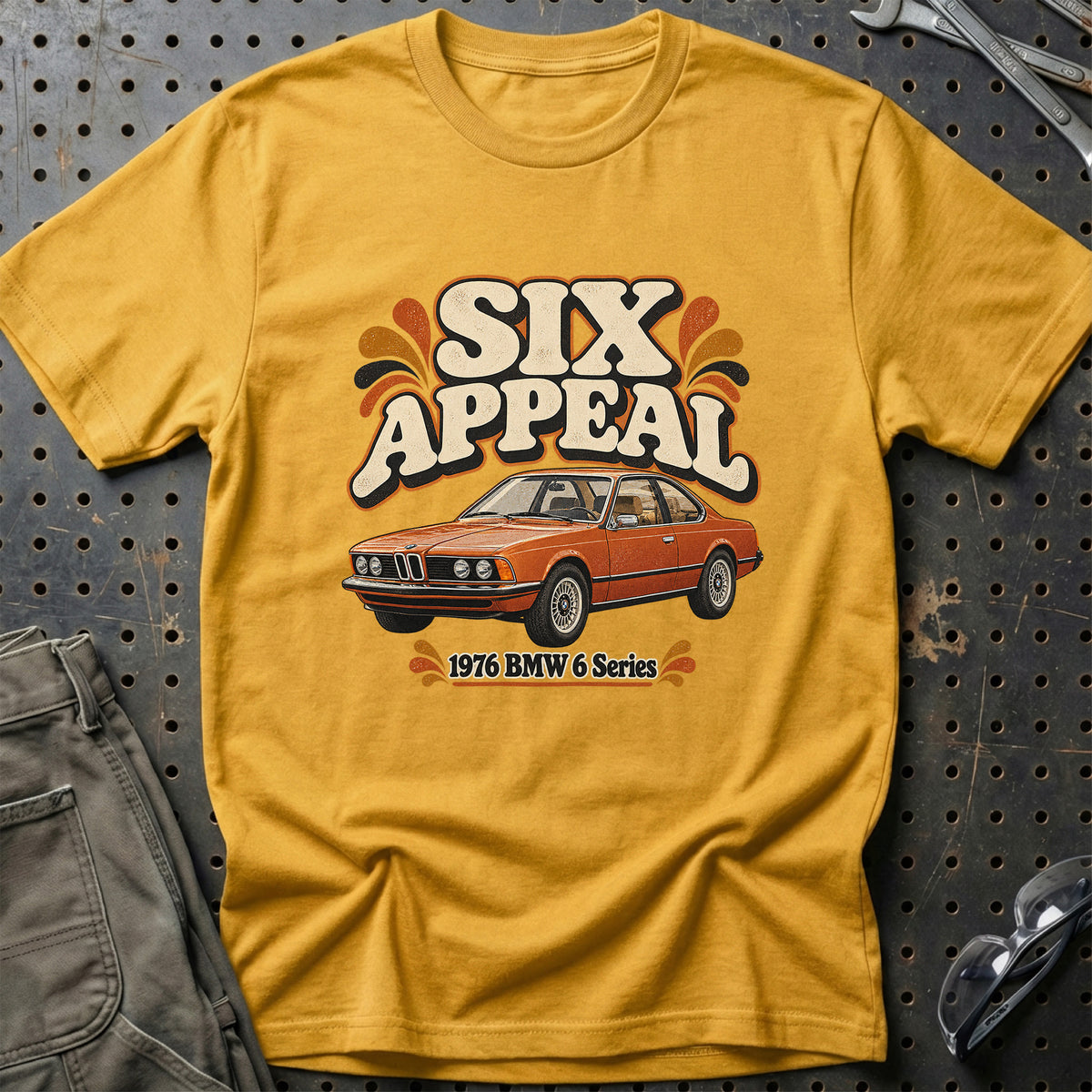 
BMW 6 Series 1976 – Six Appeal T-Shirt – Guld