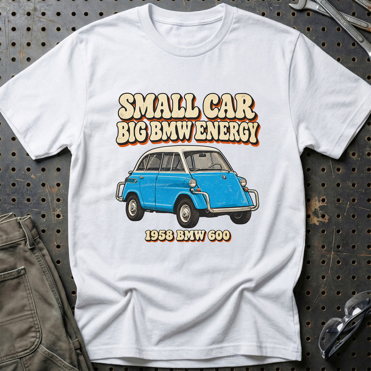 
BMW 600 1958 – Small Car Big BMW Energy T-Shirt – Hvid