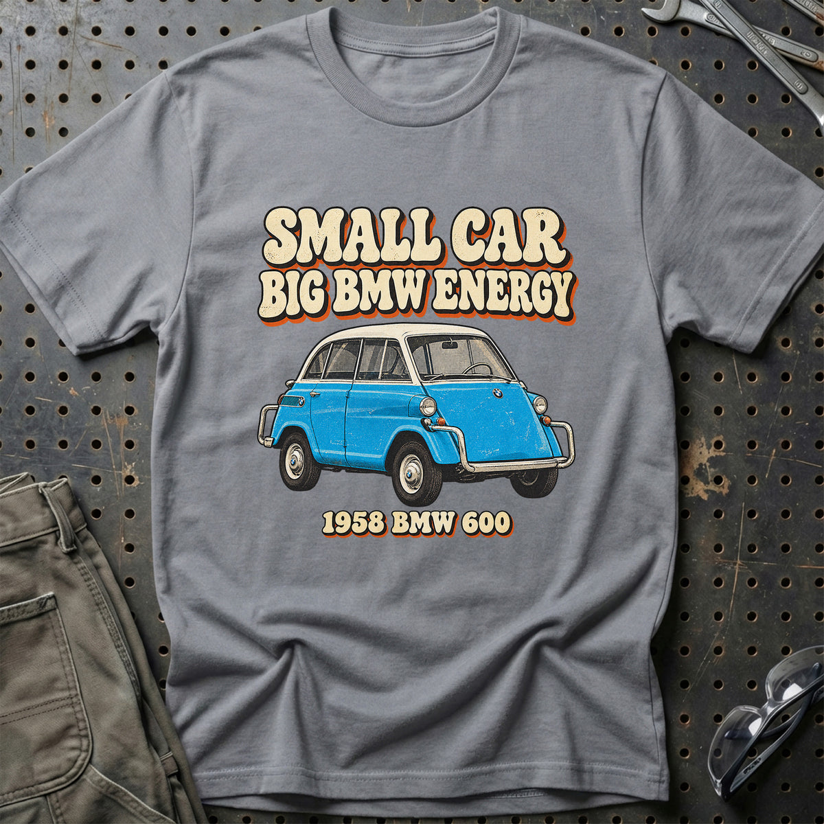 
BMW 600 1958 – Small Car Big BMW Energy T-Shirt – Grå Sport
