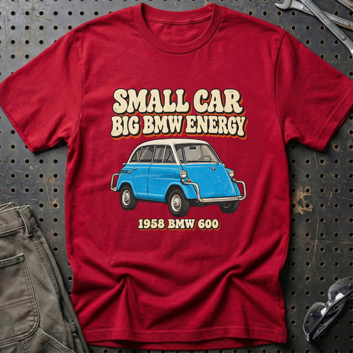 
BMW 600 1958 – Small Car Big BMW Energy T-Shirt – Rød