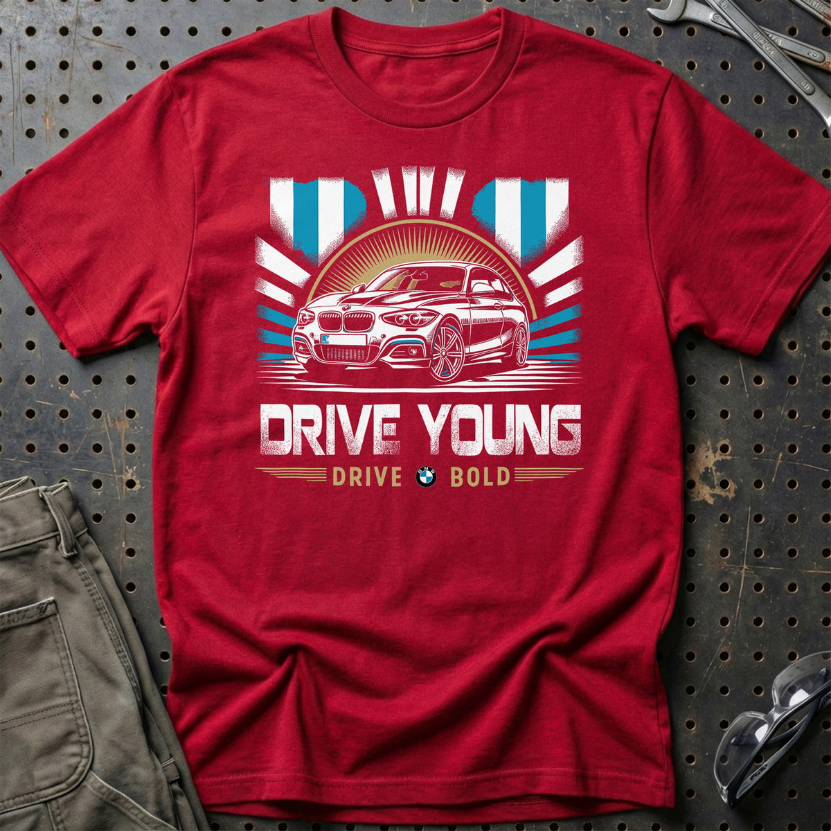 
BMW - Drive Young Drive Bold T-Shirt – Rød