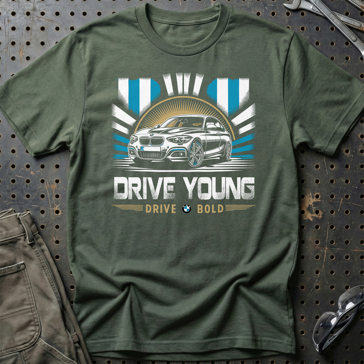 
BMW - Drive Young Drive Bold T-Shirt – Grøn Militær