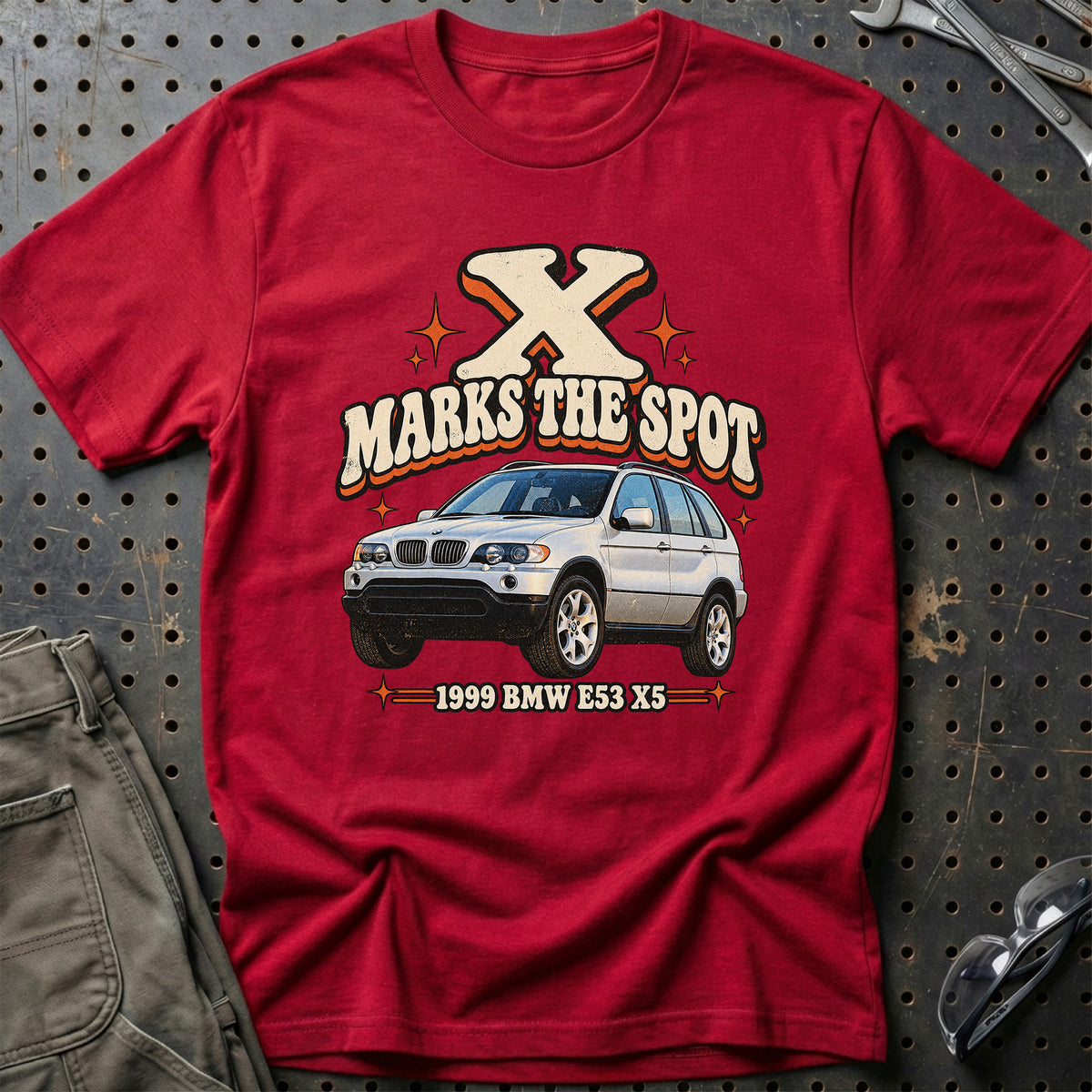 
BMW E53 X5 1999 – X Marks the Spot T-Shirt – Rød