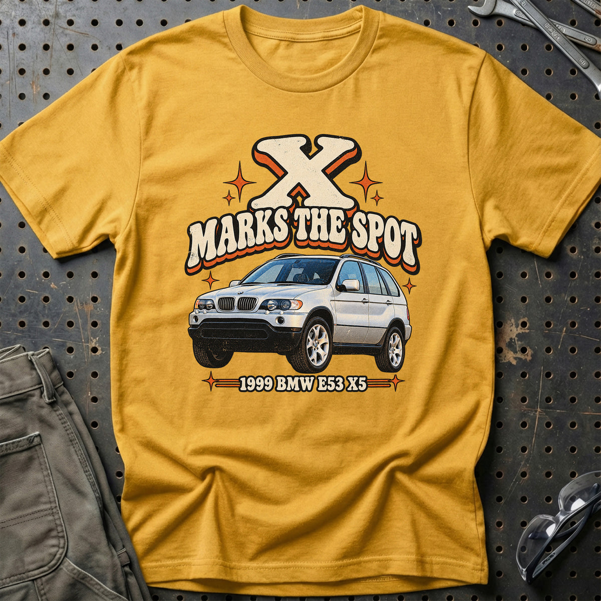 
BMW E53 X5 1999 – X Marks the Spot T-Shirt – Guld