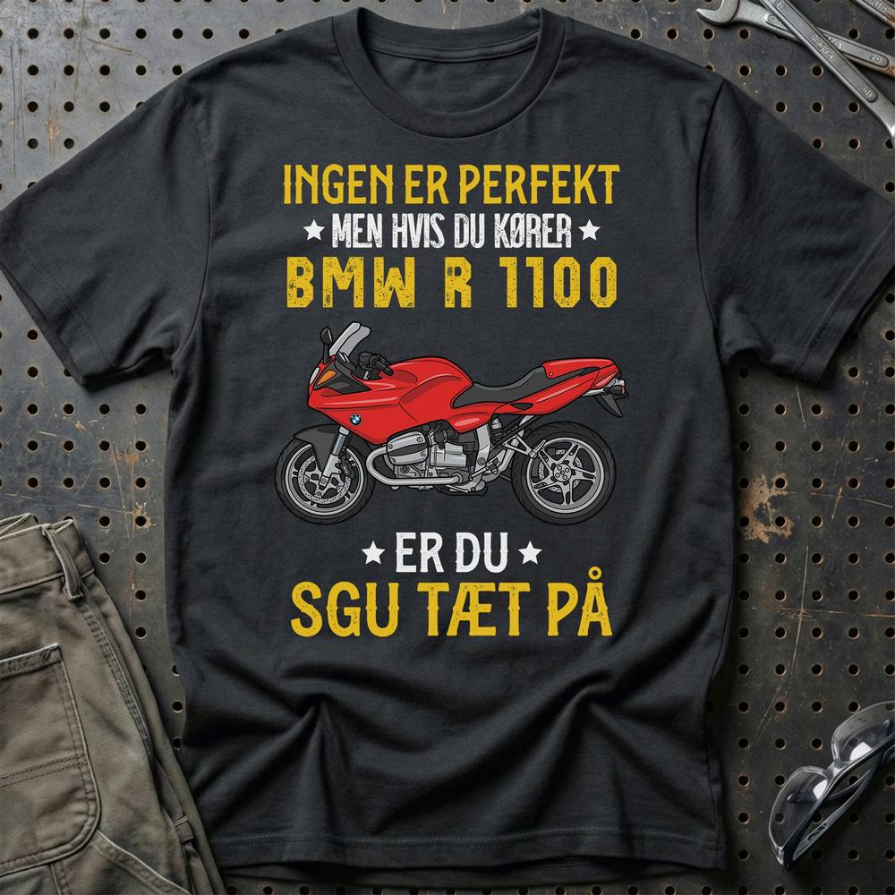BMW Ingen Er Perfekt Men Hvis Du Kører BMW R1100 Er Du Sgu Tæt På T-Shirt-Beklædning-BMW-Sort-S-Garage Culture Shop- garage - man cave - merchandise