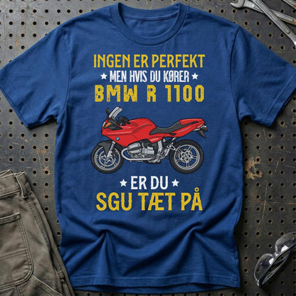 BMW Ingen Er Perfekt Men Hvis Du Kører BMW R1100 Er Du Sgu Tæt På Unisex T-Shirt , Bomuld-Beklædning-BMW-Blå Royal-S-Garage Culture Shop- garage - man cave - merchandise