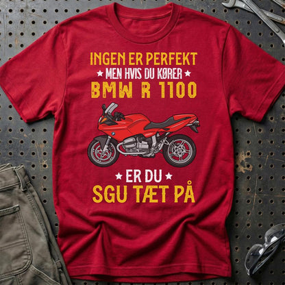 BMW Ingen Er Perfekt Men Hvis Du Kører BMW R1100 Er Du Sgu Tæt På Unisex T-Shirt , Bomuld-Beklædning-BMW-Rød-S-Garage Culture Shop- garage - man cave - merchandise