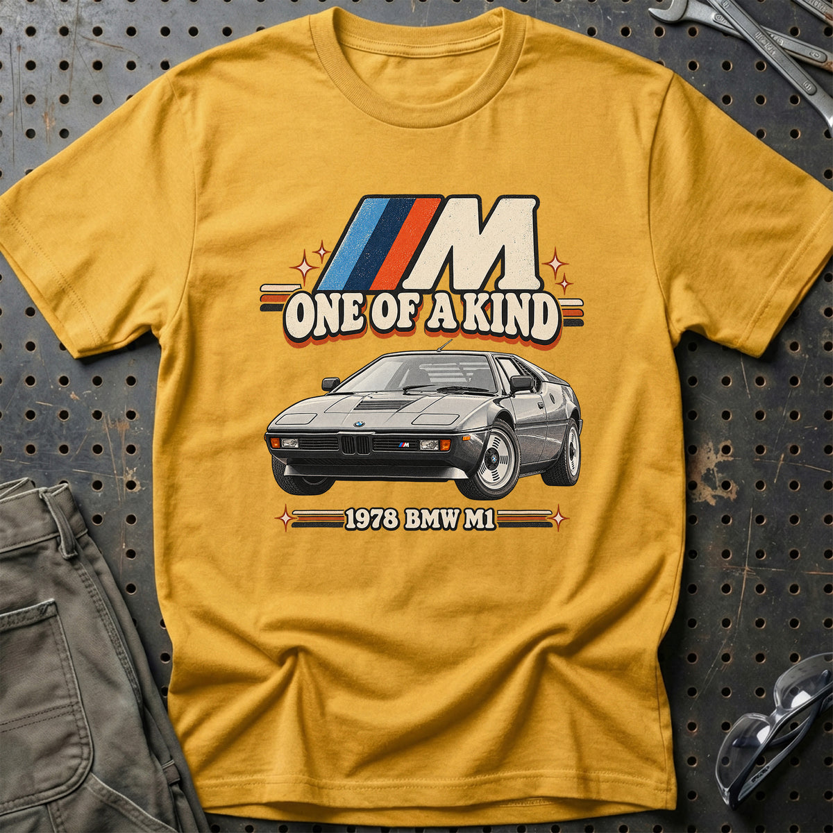 
BMW M1 1978 – M One of a Kind T-Shirt – Guld