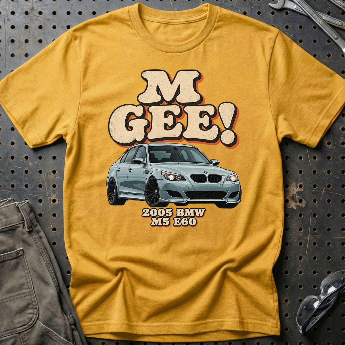 
BMW M5 E60 2005 – M Gee! T-Shirt – Guld