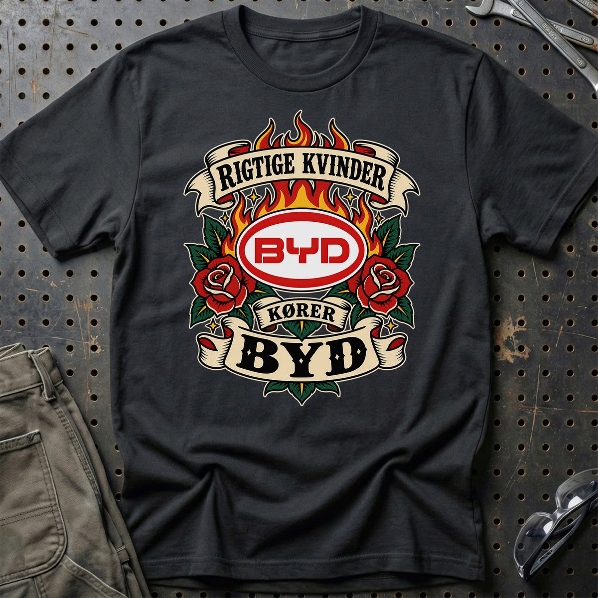 BYD Rigtige Kvinder Kører – Roser og Flammer T-Shirt – Sort