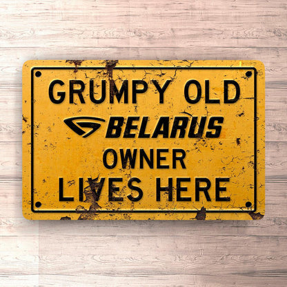 Belarus Grumpy Old Owner Lives Here Skilte, Musemåtte, Dørmåtte , Plakat-Skilte-Belarus-Garage Culture Shop- garage - man cave - merchandise