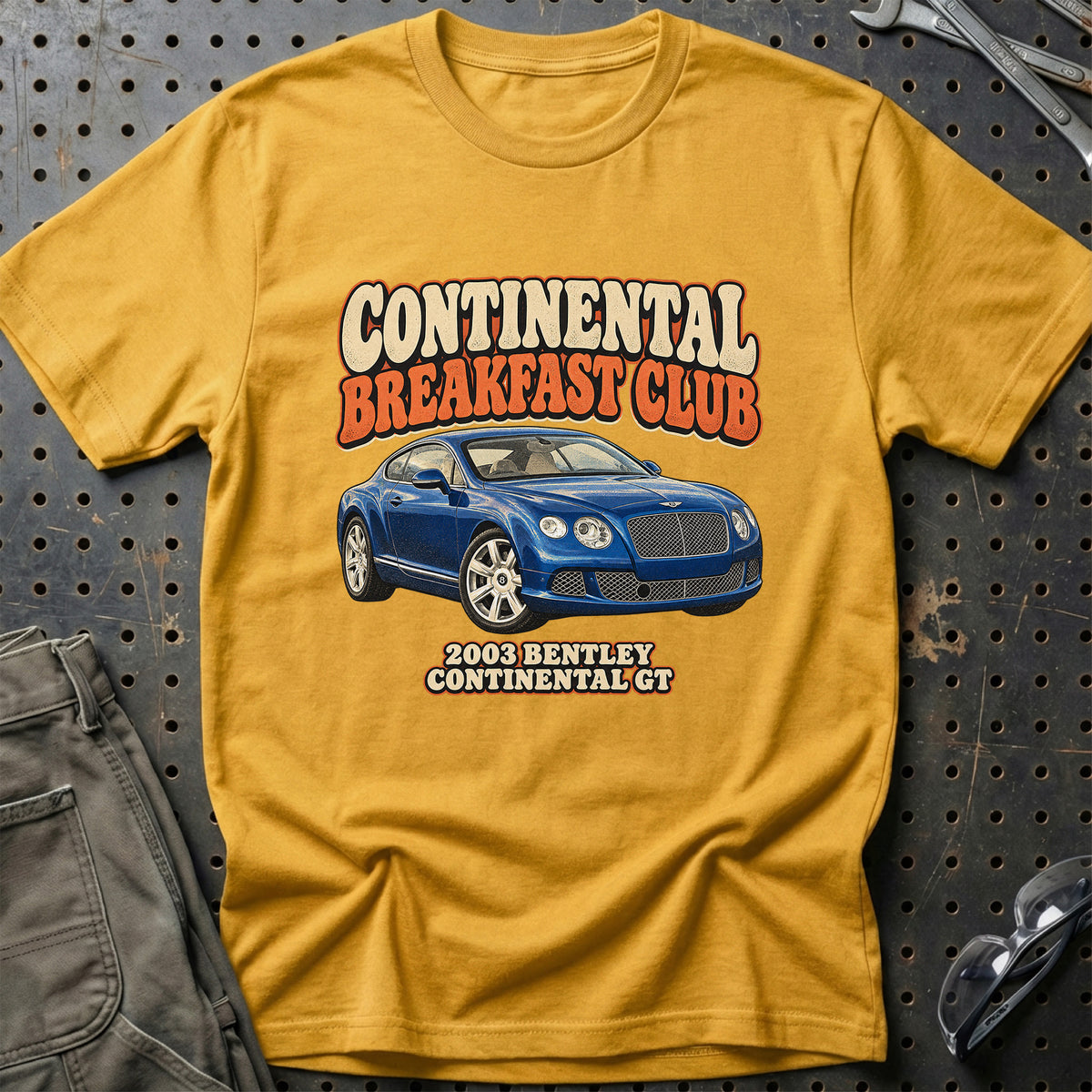 
Bentley Continental GT 2003 – Continental Breakfast Club T-Shirt – Guld