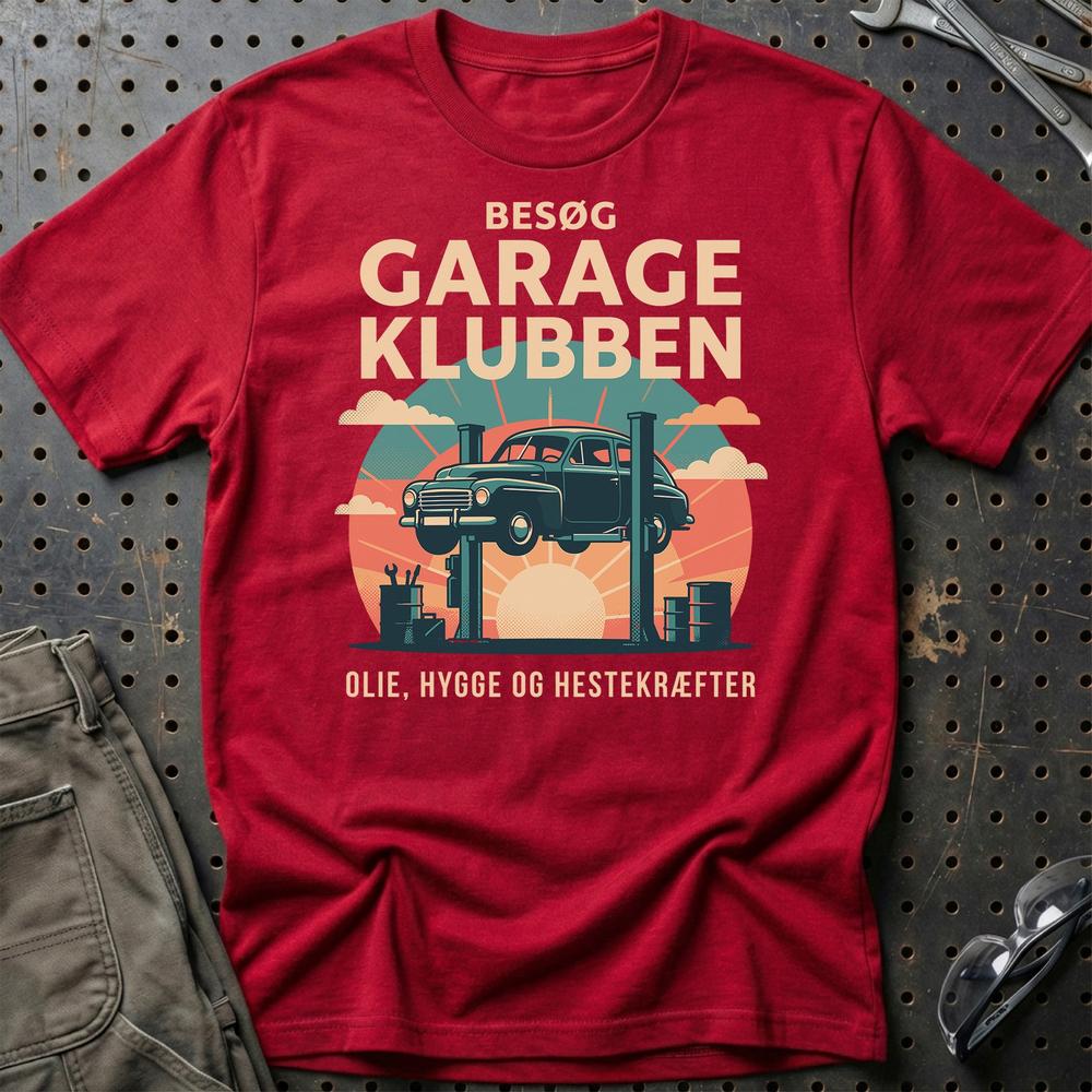 Besøg Garage Klubben Olie Hygge Hestekræfter - Unisex T-Shirt , Bomuld-Beklædning-Garage Culture-Rød-S-Garage Culture Shop- garage - man cave - merchandise