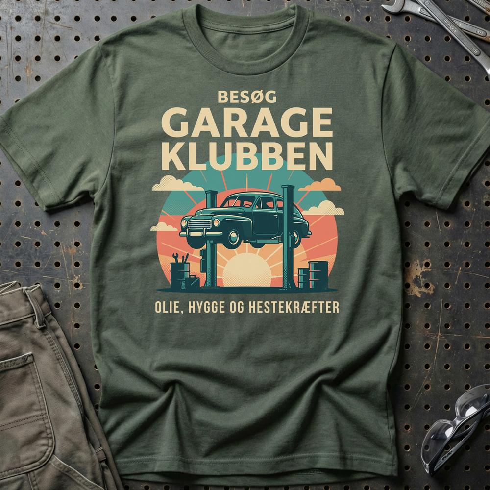 Besøg Garage Klubben Olie Hygge Hestekræfter - Unisex T-Shirt , Bomuld-Beklædning-Garage Culture-Grøn Militær-S-Garage Culture Shop- garage - man cave - merchandise