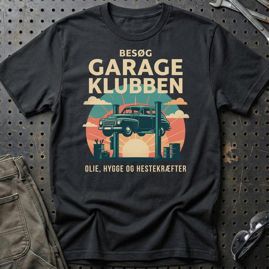 Besøg Garage Klubben Olie Hygge Hestekræfter - Unisex T-Shirt , Bomuld-Beklædning-Garage Culture-Sort-S-Garage Culture Shop- garage - man cave - merchandise