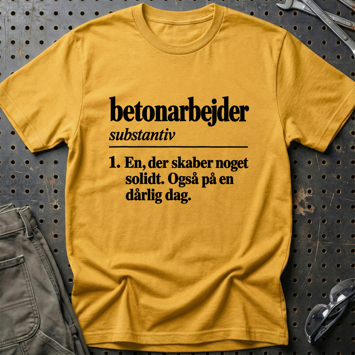 
Betonarbejder – Definition T-Shirt – Guld
