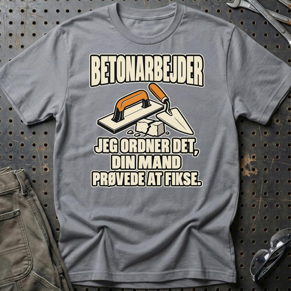 
Produktbillede af Betonarbejder – Jeg Ordner Det, Din Mand Prøvede At Fikse T-Shirt