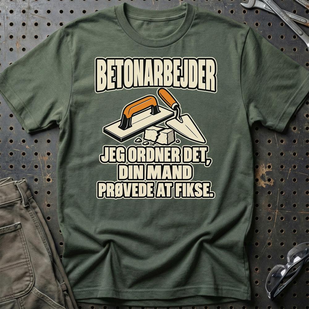 
Produktbillede af Betonarbejder – Jeg Ordner Det, Din Mand Prøvede At Fikse T-Shirt