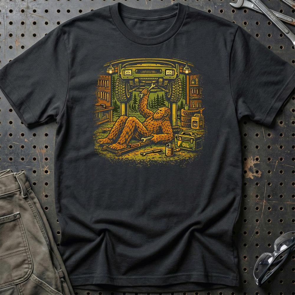 Bigfoot Mekaniker - Unisex T-Shirt , Bomuld-Beklædning-Garage Culture-Sort-S-Garage Culture Shop- garage - man cave - merchandise