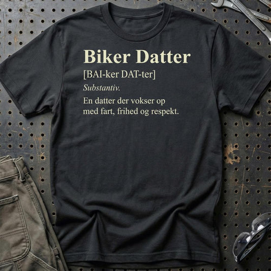 Biker Datter – MC Familie – Unisex T-Shirt , Bomuld-Beklædning-Garage Culture-Sort-S-Garage Culture Shop- garage - man cave - merchandise
