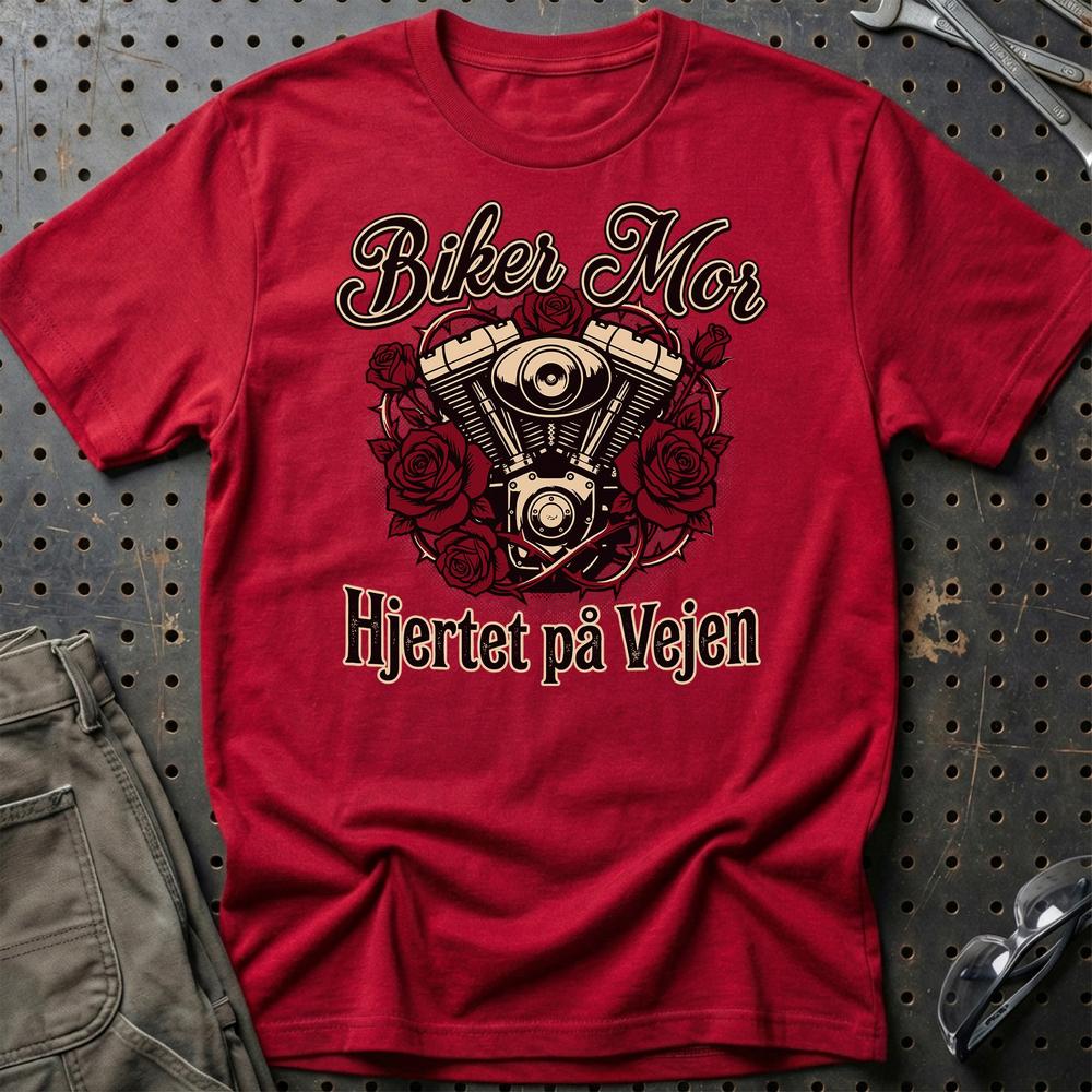 Biker Mor T-Shirt – Hjertet på Vejen | Motorcykel Mor – Unisex T-Shirt , Bomuld-Beklædning-Garage Culture-Rød-S-Garage Culture Shop- garage - man cave - merchandise