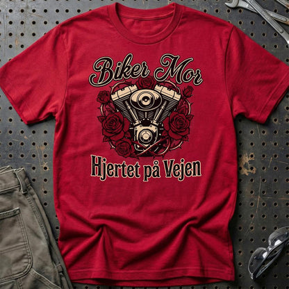 Biker Mor T-Shirt – Hjertet på Vejen | Motorcykel Mor – Unisex T-Shirt , Bomuld-Beklædning-Garage Culture-Rød-S-Garage Culture Shop- garage - man cave - merchandise