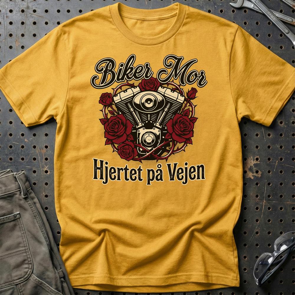 Biker Mor T-Shirt – Hjertet på Vejen | Motorcykel Mor – Unisex T-Shirt , Bomuld-Beklædning-Garage Culture-Guld-S-Garage Culture Shop- garage - man cave - merchandise