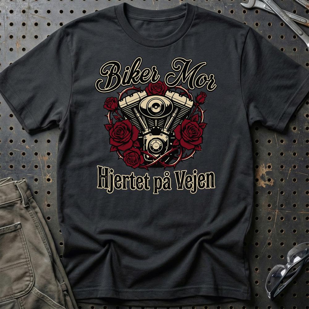Biker Mor T-Shirt – Hjertet på Vejen | Motorcykel Mor – Unisex T-Shirt , Bomuld-Beklædning-Garage Culture-Sort-S-Garage Culture Shop- garage - man cave - merchandise