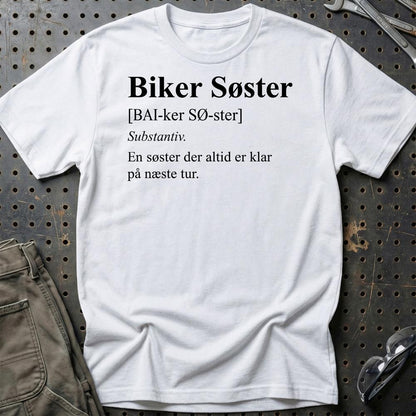 Biker Søster – Klar til Næste Tur – Unisex T-Shirt , Bomuld-Beklædning-Garage Culture-Hvid-S-Garage Culture Shop- garage - man cave - merchandise