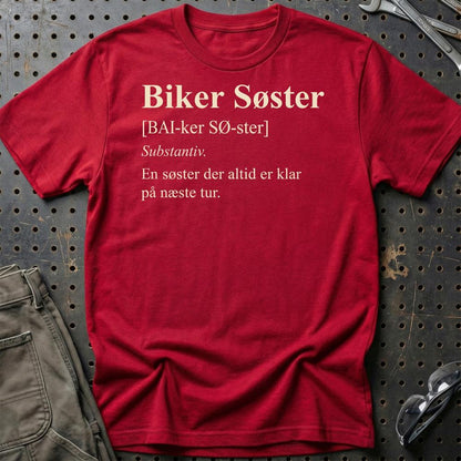Biker Søster – Klar til Næste Tur – Unisex T-Shirt , Bomuld-Beklædning-Garage Culture-Rød-S-Garage Culture Shop- garage - man cave - merchandise