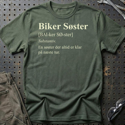 Biker Søster – Klar til Næste Tur – Unisex T-Shirt , Bomuld-Beklædning-Garage Culture-Grøn Militær-S-Garage Culture Shop- garage - man cave - merchandise