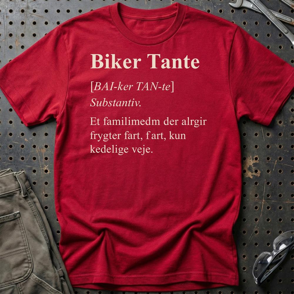 Biker Tante – Frygter Kun Kedelige Veje – Unisex T-Shirt , Bomuld-Beklædning-Garage Culture-Rød-S-Garage Culture Shop- garage - man cave - merchandise