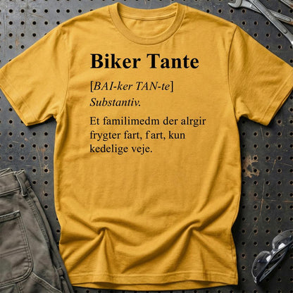 Biker Tante – Frygter Kun Kedelige Veje – Unisex T-Shirt , Bomuld-Beklædning-Garage Culture-Guld-S-Garage Culture Shop- garage - man cave - merchandise