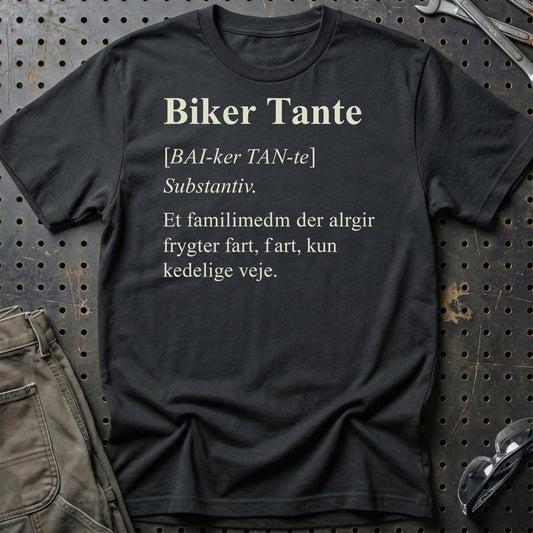 Biker Tante – Frygter Kun Kedelige Veje – Unisex T-Shirt , Bomuld-Beklædning-Garage Culture-Sort-S-Garage Culture Shop- garage - man cave - merchandise