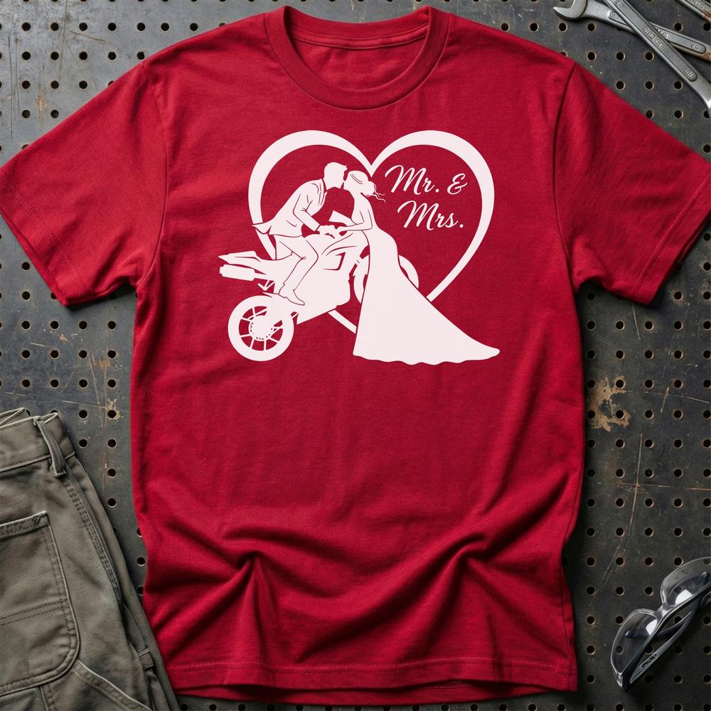 Bikerbrudepar – Mr. & Mrs. – Unisex T-Shirt , Bomuld-Beklædning-Garage Culture-Rød-S-Garage Culture Shop- garage - man cave - merchandise