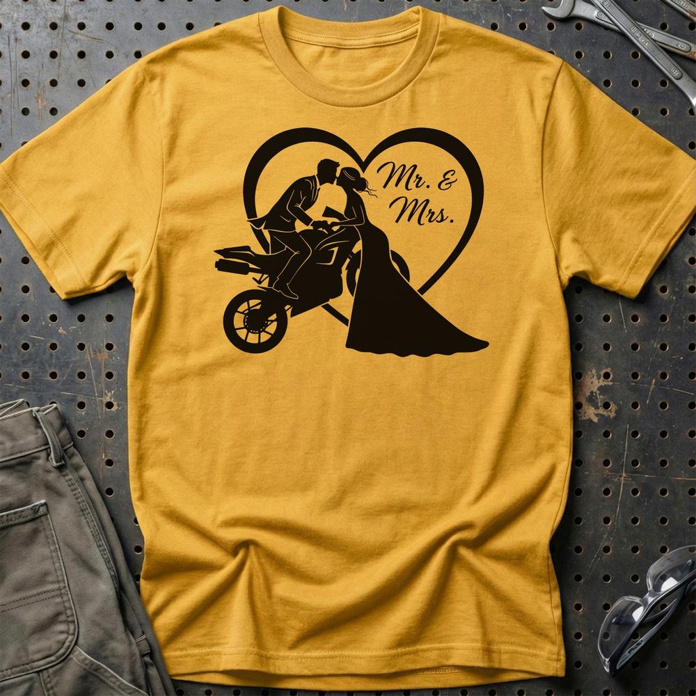Bikerbrudepar – Mr. & Mrs. – Unisex T-Shirt , Bomuld-Beklædning-Garage Culture-Guld-S-Garage Culture Shop- garage - man cave - merchandise