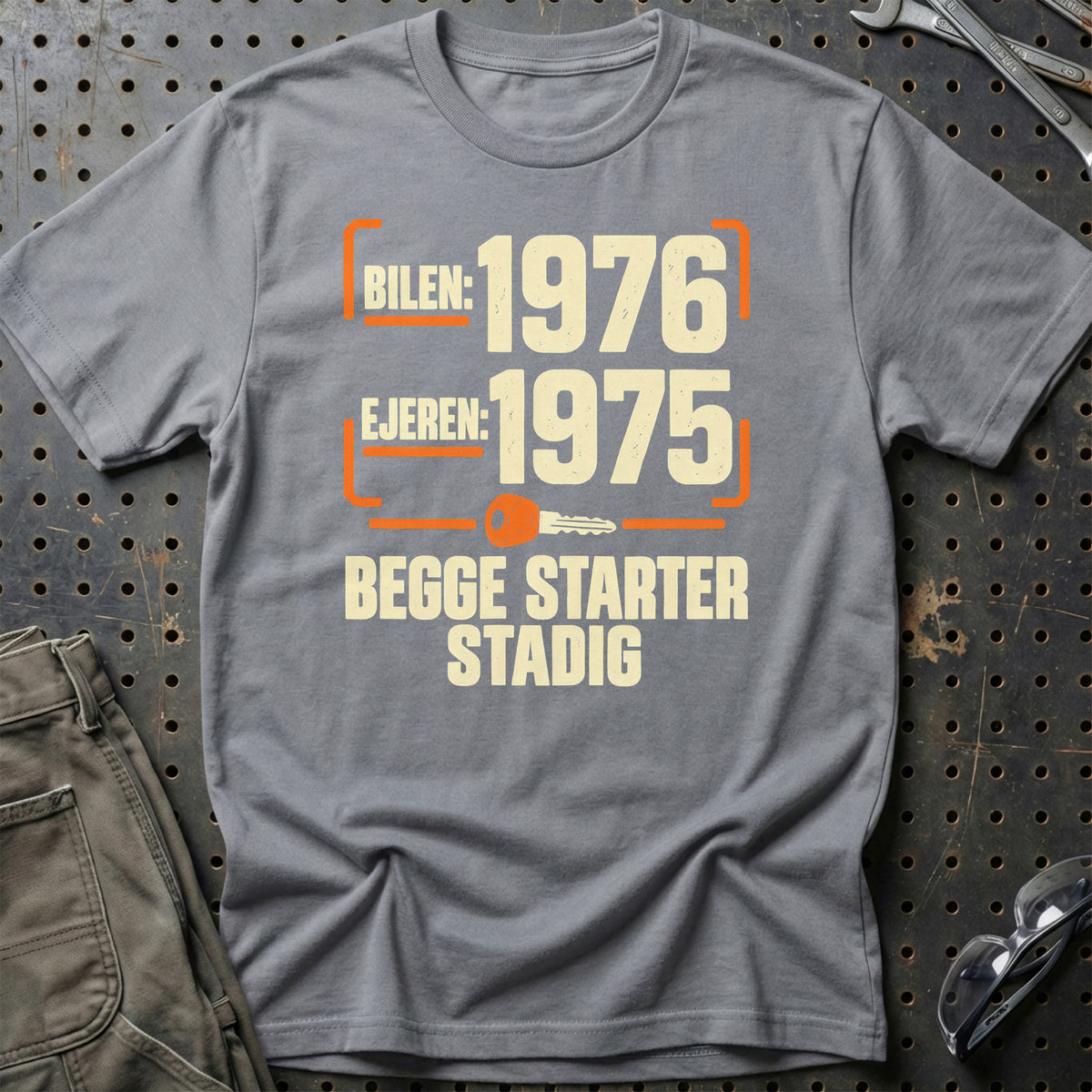 
Produktbillede af Bilen 1976 – Ejeren 1975 – Begge Starter Stadig T-Shirt