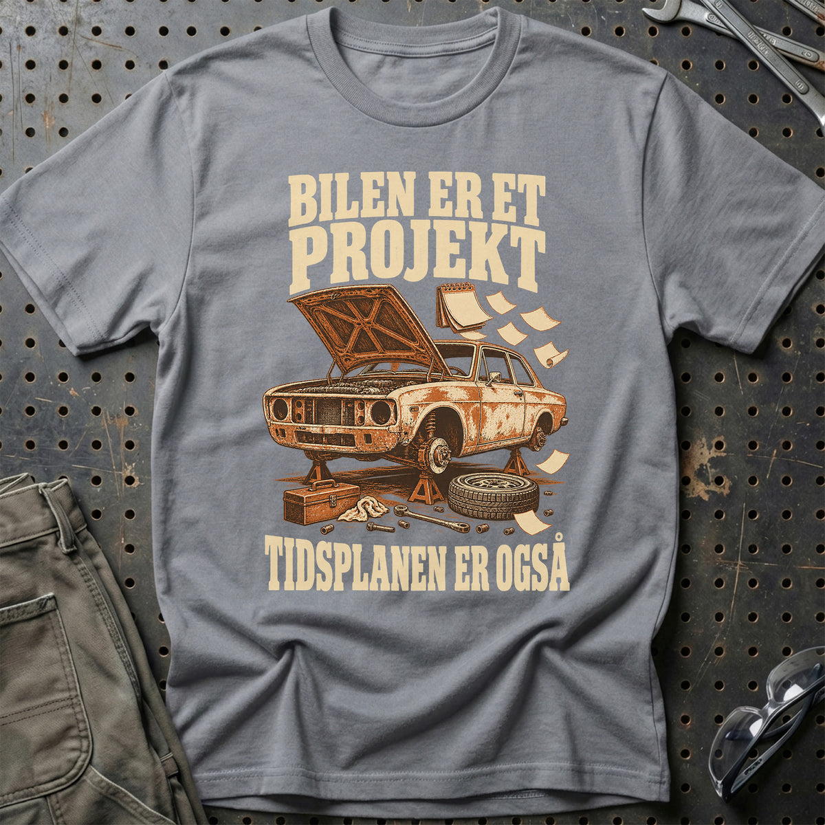 
Produktbillede af Bilen er et projekt – Tidsplanen er også T-Shirt