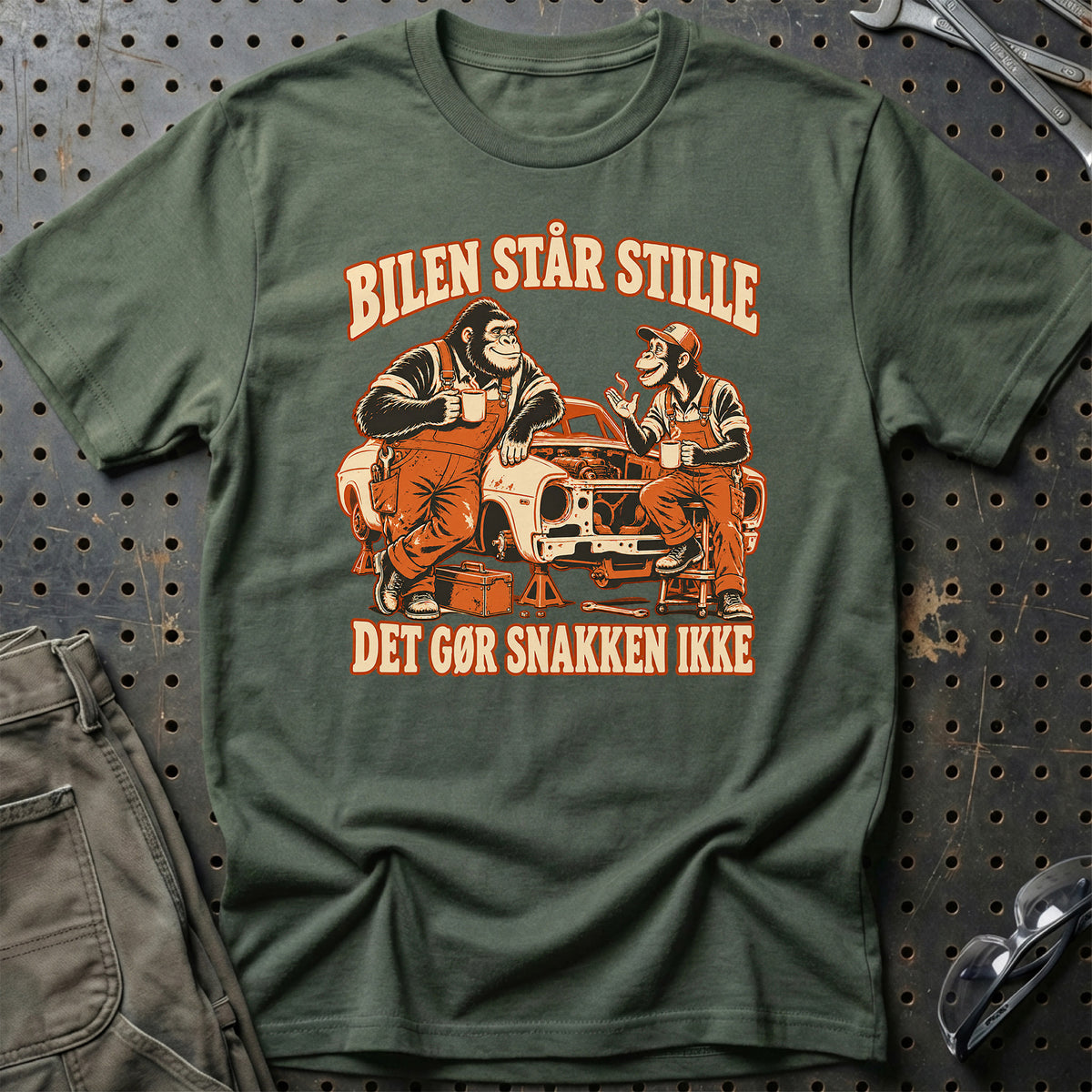 
Produktbillede af Bilen står stille – Det gør snakken ikke T-Shirt