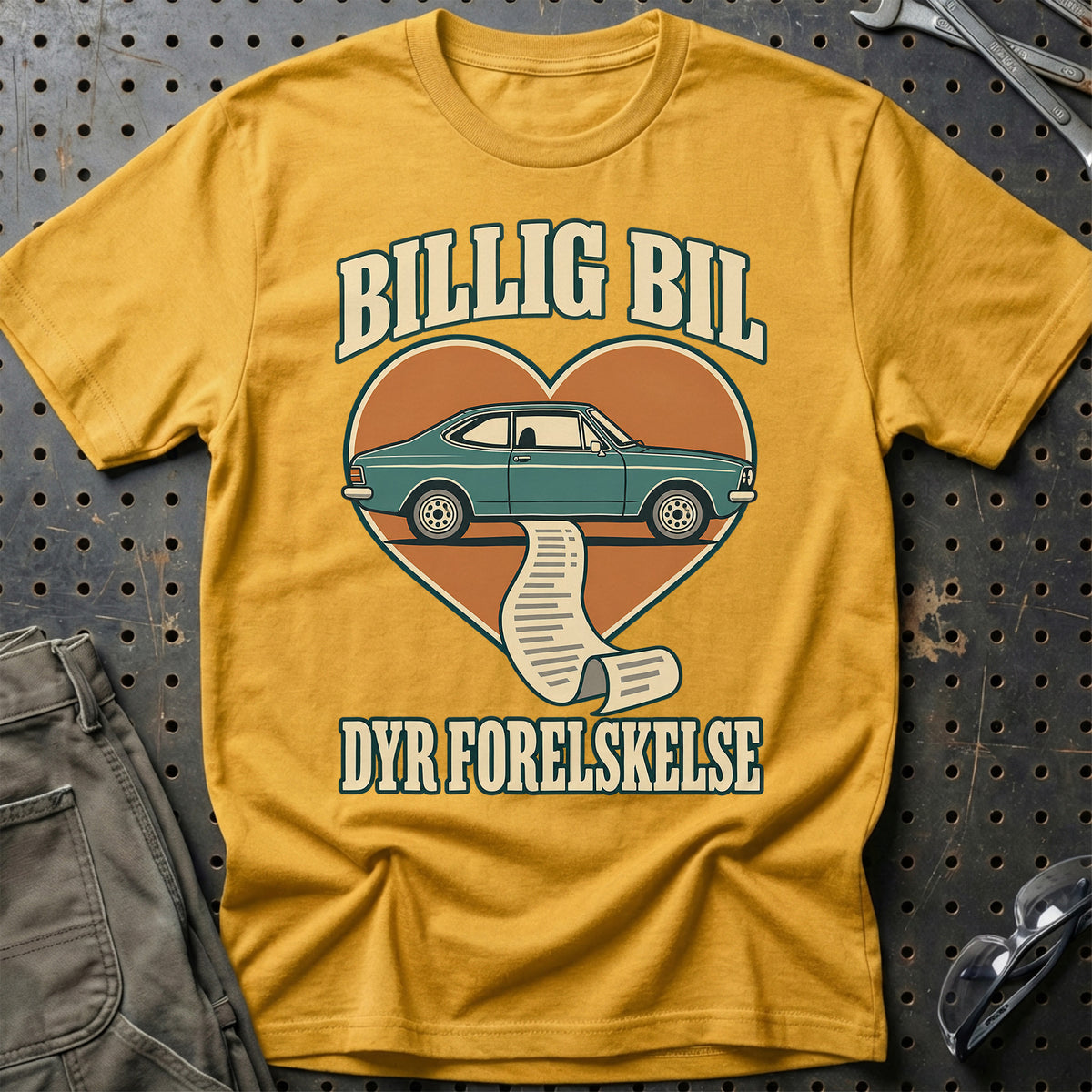 
Billig bil – Dyr forelskelse T-Shirt – Guld