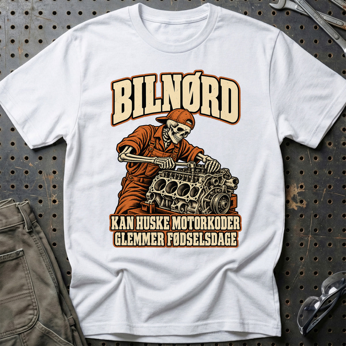 
Produktbillede af Bilnørd – Kan huske motorkoder – Glemmer fødselsdage T-Shirt