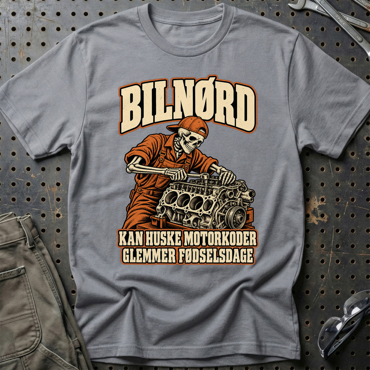 
Produktbillede af Bilnørd – Kan huske motorkoder – Glemmer fødselsdage T-Shirt