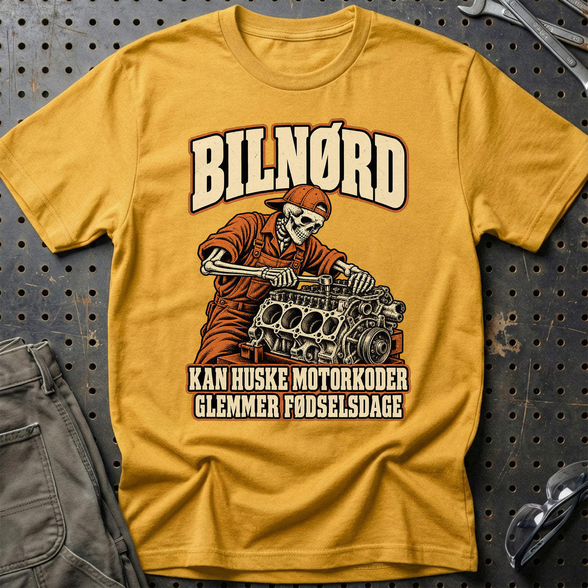 
Produktbillede af Bilnørd – Kan huske motorkoder – Glemmer fødselsdage T-Shirt
