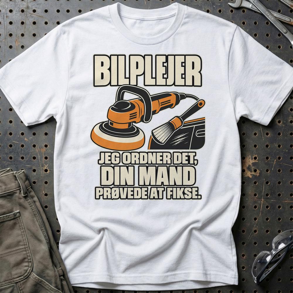 
Produktbillede af Bilplejer – Jeg Ordner Det, Din Mand Prøvede At Fikse T-Shirt