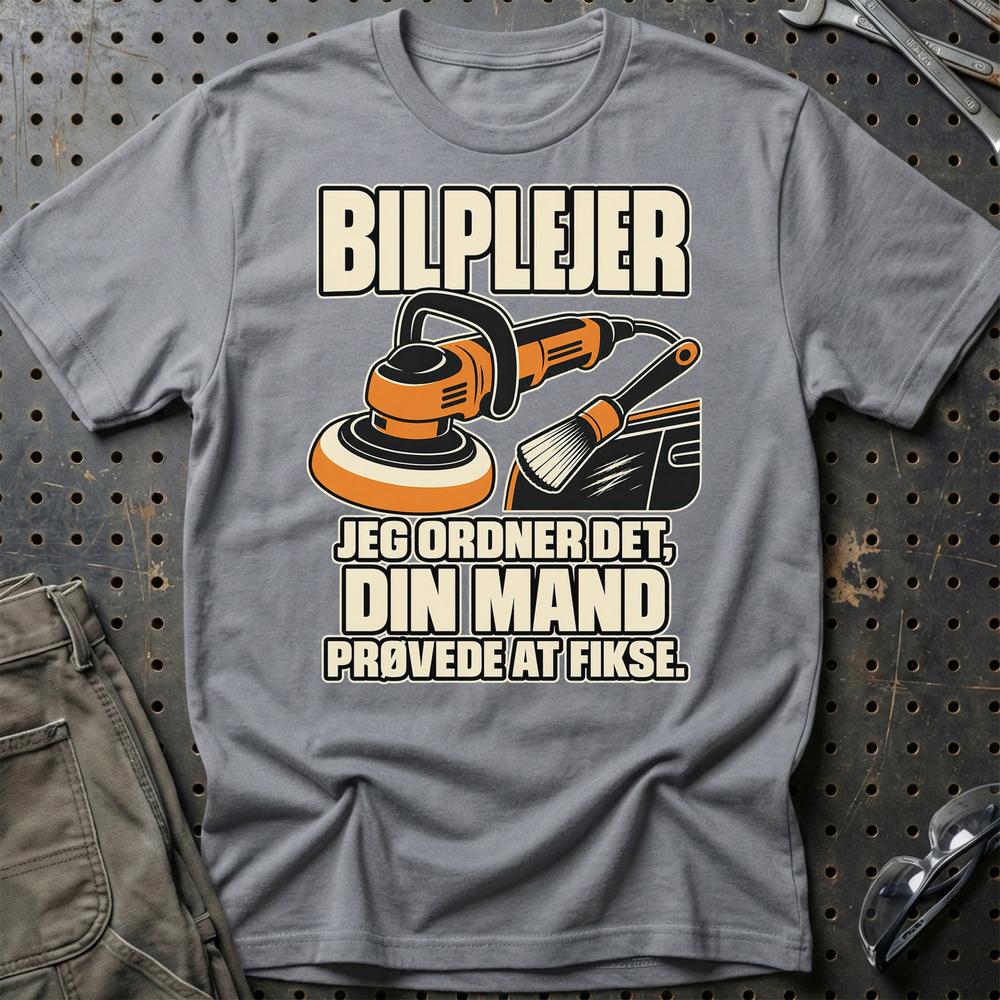 
Produktbillede af Bilplejer – Jeg Ordner Det, Din Mand Prøvede At Fikse T-Shirt