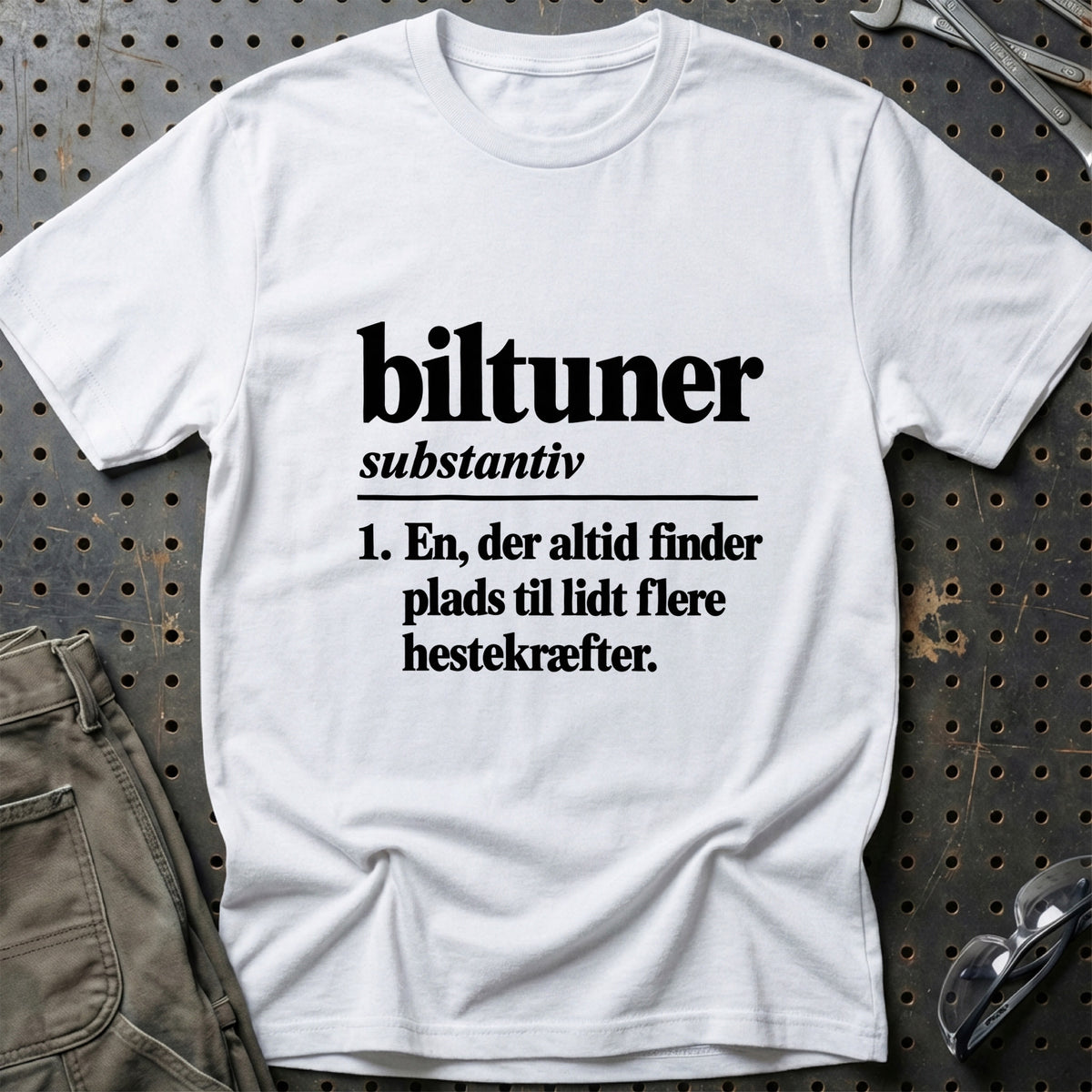 
Biltuner – Definition T-Shirt – Hvid